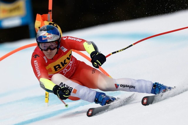 Der Schweizer Marco Odermatt feiert seinen achten Weltcup-Sieg in dieser Saison.  | Foto: Gabriele Facciotti/AP/dpa