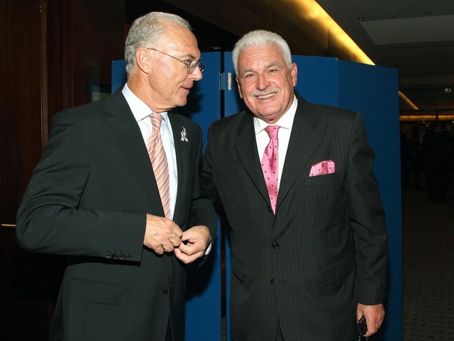 Fedor Radmann (rechts) gemeinsam mit Franz Beckenbauer 2008  | Foto: Ursula Dren (dpa)