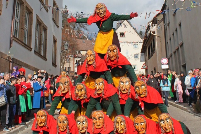 Die Pyramide der Lffinger Hexen &#821...lpurgisnacht  am Fasnetmendig gezeigt.  | Foto: Christa Maier