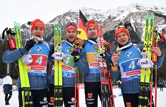 Nach f&uuml;nf Jahren wieder eine Medaille: Die DSV-M&auml;nner mit Bronze.  | Foto: Martin Schutt/dpa