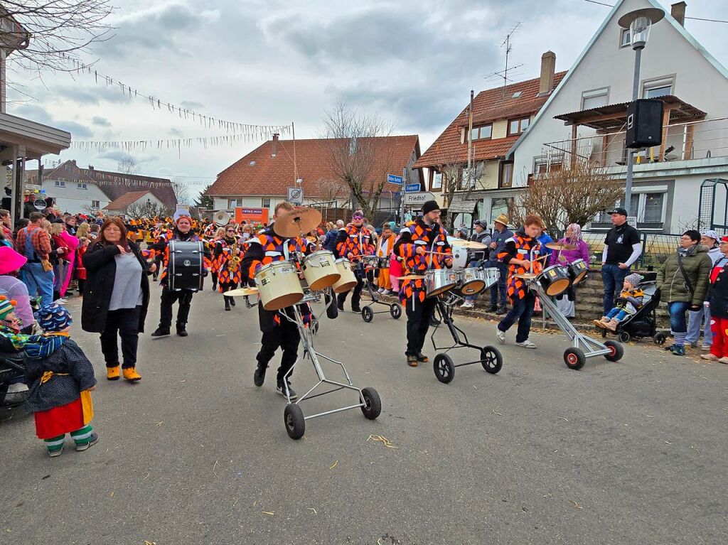 Musikvereine und Guggenmusikformationen sorgten fr gute Stimmung.