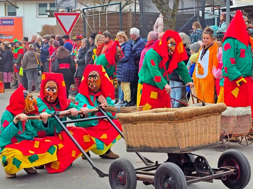 Die Unadinger Urhexen sind mit bunten Kostmen unterwegs.