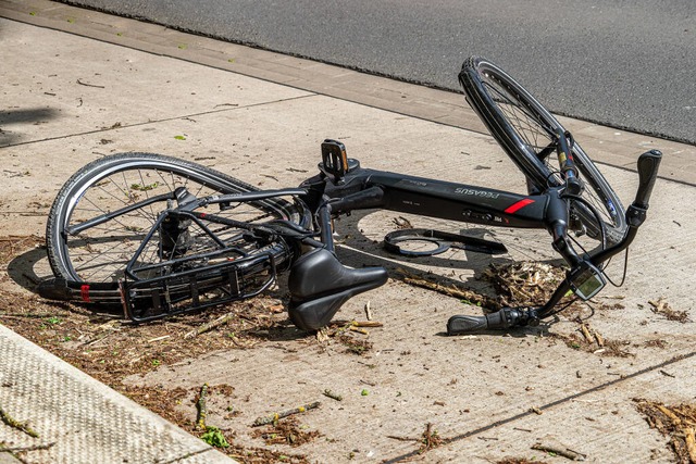 In Riegel stieen zwei Radfahrer zusammen (Symbolbild)  | Foto: Fotostand / Reiss via www.imago-images.de