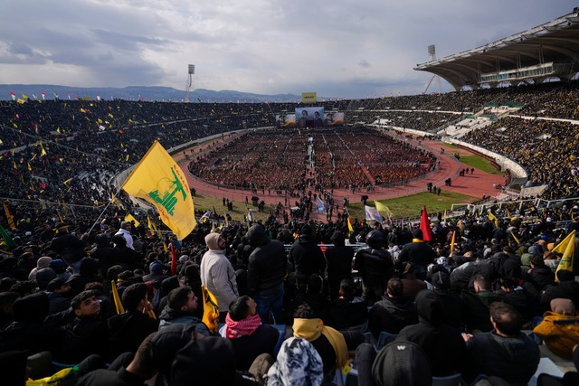 Die Hisbollah feiert ihren get&ouml;te...allah bei einer aufwendigen Zeremonie.  | Foto: Hassan Ammar/AP/dpa