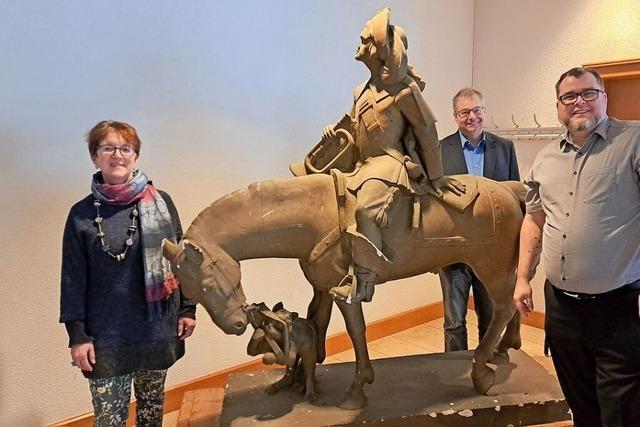 Bad Sckinger Stadtarchivarin entdeckt vergessene Trompeterstatue