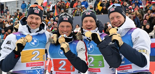 Sturla Holm Laegreid (l), Endre Stroem...n im letzten Rennen auf dem Treppchen.  | Foto: Martin Schutt/dpa