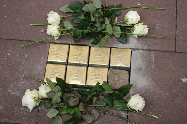 Erinnerung an Gruel, Leid und Verfolgung: Elf Stolpersteine in Grenzach-Wyhlen verlegt