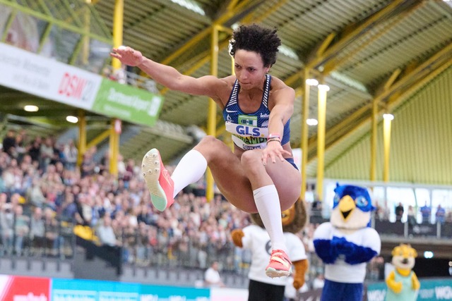 Weitspringerin Malaika Mihambo tat sich bei der Hallen-DM in Dortmund schwer.  | Foto: Bernd Thissen/dpa