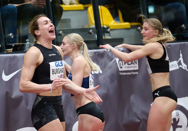 Sprinterin Alexandra Burghardt (l) &uu...einer Top-Zeit &uuml;ber die 60 Meter.  | Foto: Bernd Thissen/dpa