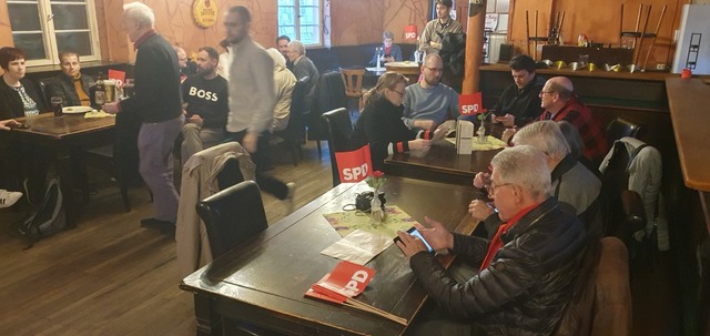 SPD-Wahlparty in einem Pub in Emmendin...fgang Mller. Noch fehlt der Kandidat.  | Foto: Michael Strter