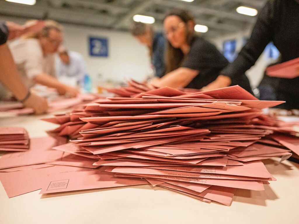 Berlin: Briefwahlstimmen liegen zur Auszhlung auf einem Tisch.