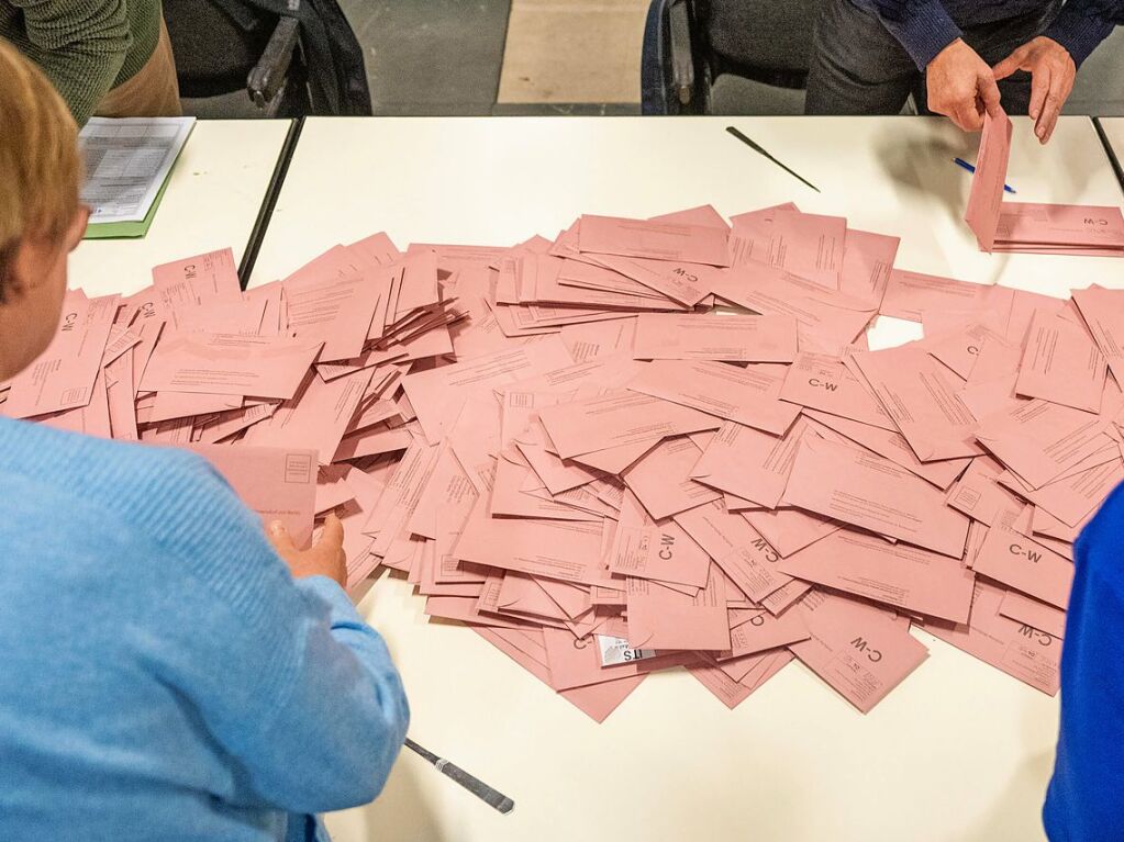 Berlin: Briefwahlstimmen liegen zur Auszhlung auf einem Tisch.