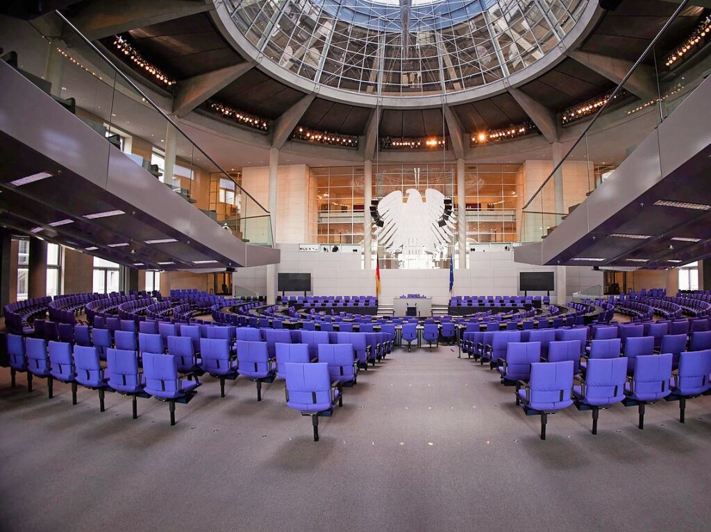 Berlin: Blick in den Plenarsaal des Reichstagsgebudes. Bundeswahlleiterin Brand hat in der West-Lobby des Reichstagsgebudes die Presse ber den bisherigen Verlauf der Bundestagswahl informiert.