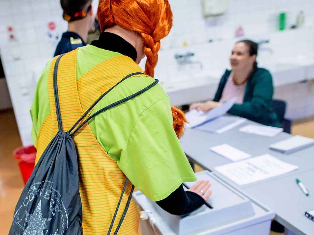 Niedersachsen, Damme: Eine als Pippi Langstrumpf verkleidete Whlerin wirft in einem Wahllokal ihren Stimmzettel fr die Bundestagswahl in eine Wahlurne.