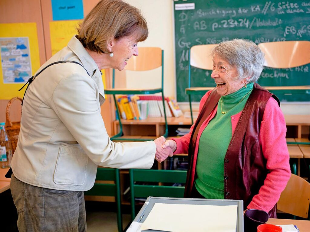 Kln: Henriette Reker (links), Oberbrgermeisterin von Kln, bedankt sich bei Lydia Mrs-Plattes, mit 100 Jahren Klns lteste Wahlhelferin, in einem Wahllokal in Kln-Rondorf fr ihren Einsatz.