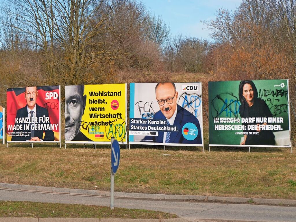 Beschmierte Wahlplakate vor dem Rathaus und Wahllokal in Ehrenkirchen.