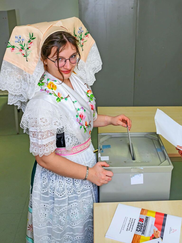 Brandenburg, Seelow: Sarah Buchan trgt wendische Festtagstracht in einem Wahllokal im Spreewalddorf Raddusch.