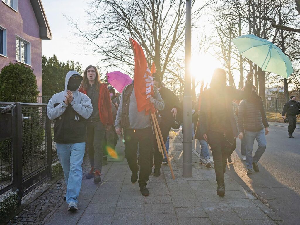 Berlin: Teilnehmer einer Demonstration gegen die AfD gehen zur Bundesgeschftsstelle der AfD, in der der Wahlabend der Partei gefeiert wird.