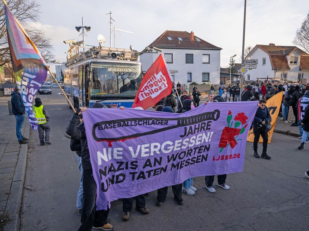 Berlin: Teilnehmer einer Demonstration gegen die AfD gehen zur Bundesgeschftsstelle der AfD, in der der Wahlabend der Partei gefeiert wird.