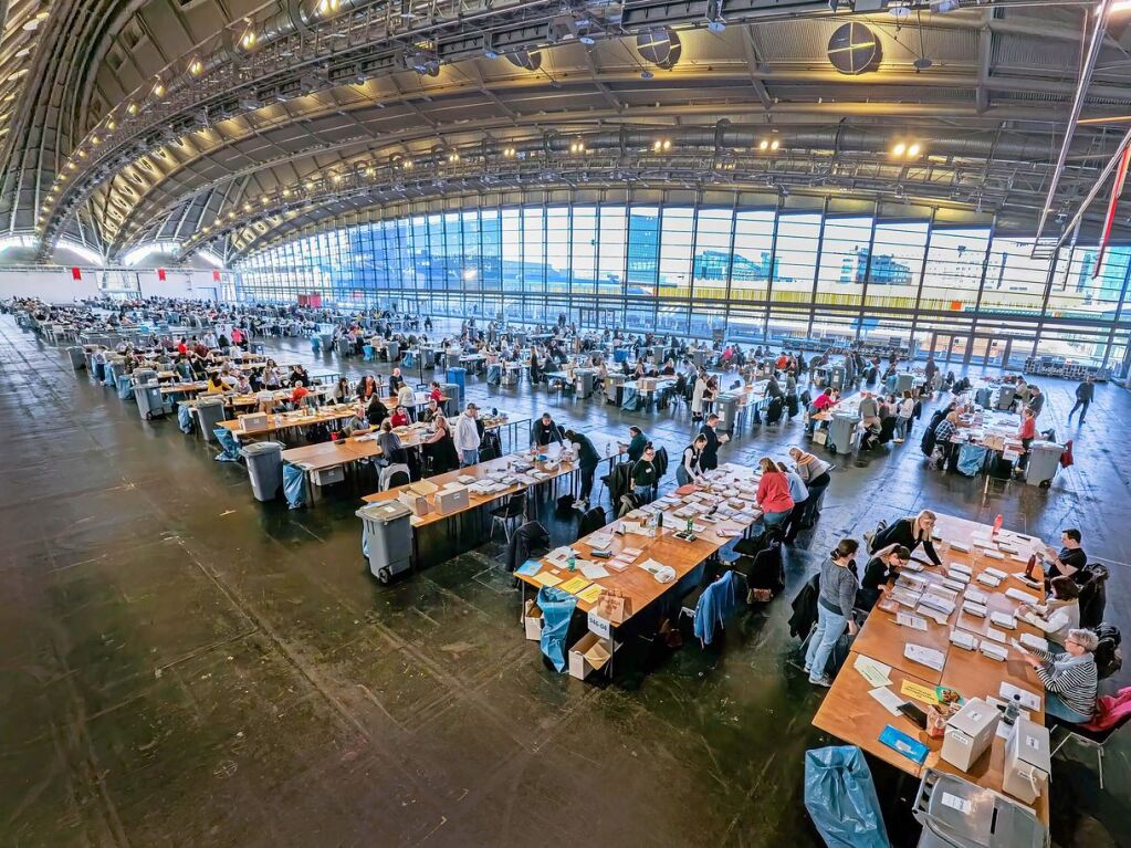 Frankfurt/Main: Wahlhelfer arbeiten im Briefwahlzentrum in der Messe verteilt auf die Briefwahlbezirke an verschiedenen Tischen.