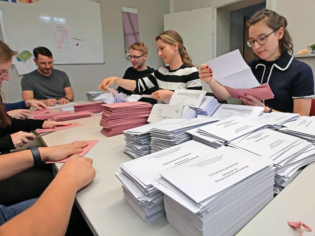 Sachsen-Anhalt, Halberstadt: Stimmzettelumschlge der Briefwahl werden am Nachmittag vor der Auszhlung im Wahlbro des Landkreises Harz in Halberstadt geffnet.