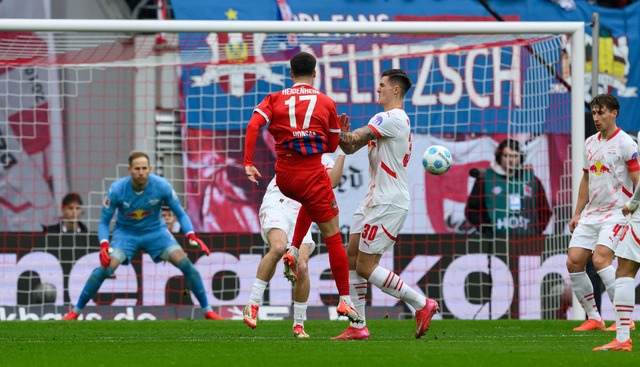 Heidenheim schafft mit der ersten Offe...ion die F&uuml;hrung gegen RB Leipzig.  | Foto: Hendrik Schmidt/dpa