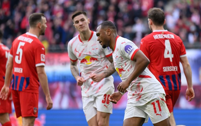 Openda (2.v.r.) beendet seine Torflaut...zum 1:2-Anschluss f&uuml;r RB Leipzig.  | Foto: Hendrik Schmidt/dpa