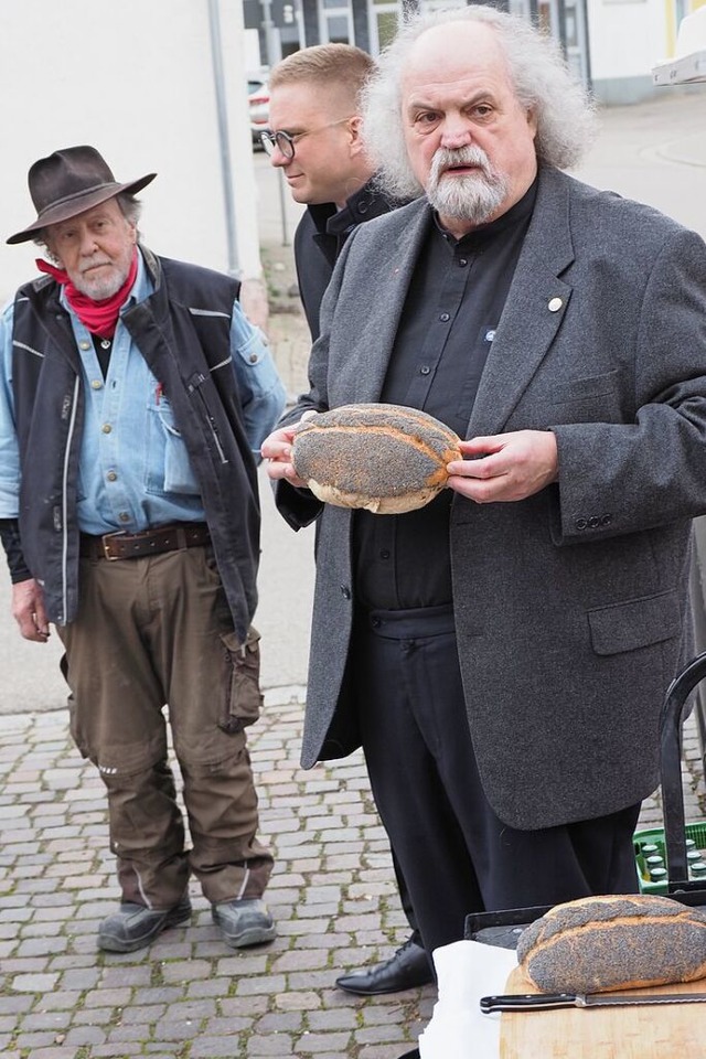 vl. Gunter Demnig, Kai-Achim Klare und...s, ein Weibrot mit Mohn, in Zopfform.  | Foto: Michael Haberer