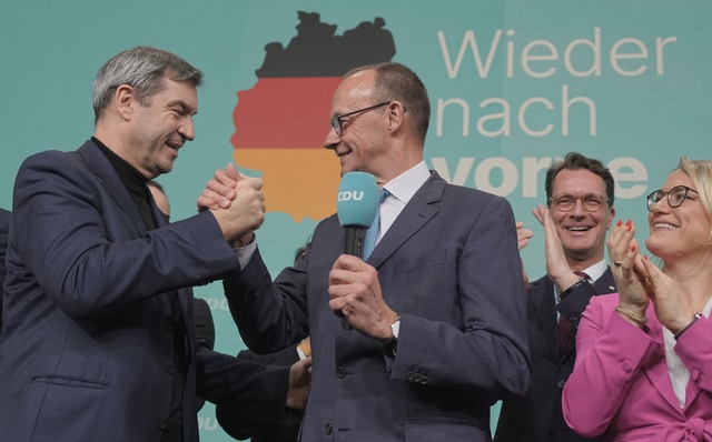 Friedrich Merz und Markus Sder (links) freuen sich ber den Wahlsieg der CDU.  | Foto: Michael Kappeler (dpa)