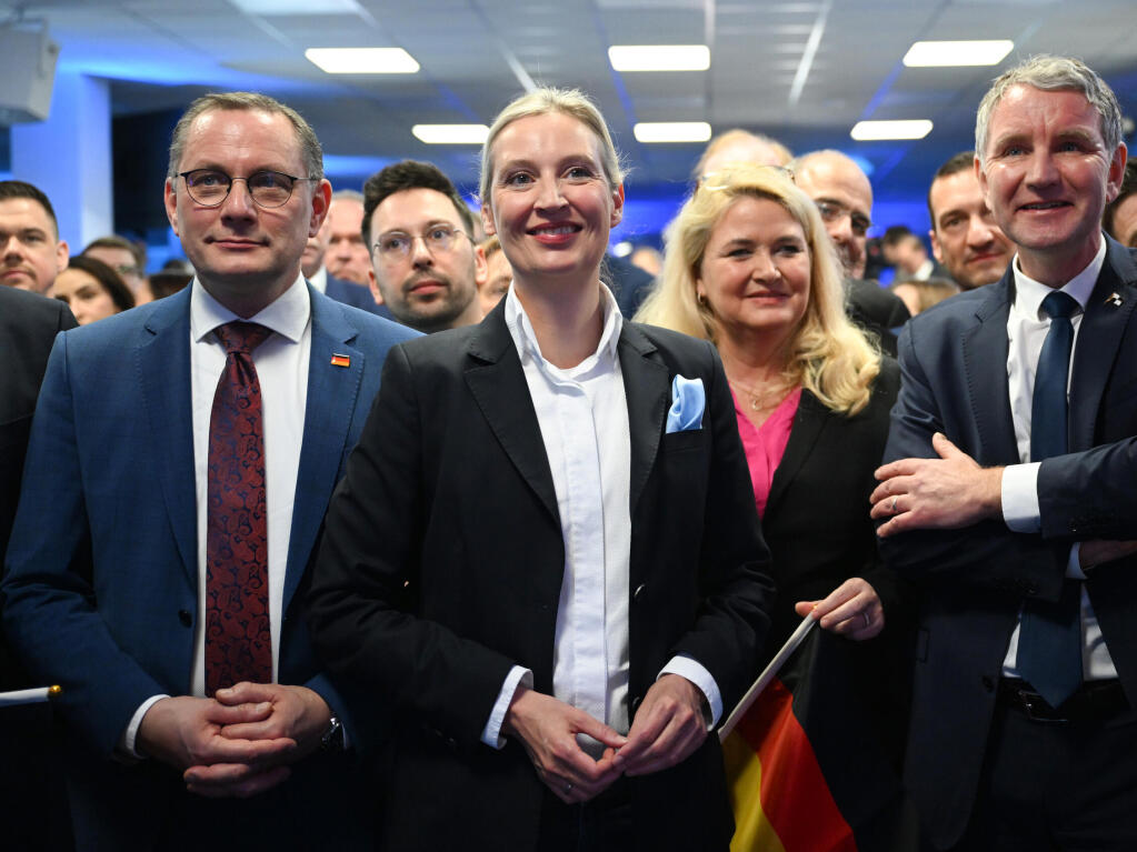 Alice Weidel (M), Bsteht bei der Wahlparty der AfD in der  Bundesgeschftsstelle zusammen mit Tino Chrupalla (l), AfD-Bundesvorsitzender, und Bjrn Hcke zusammen und wartet auf die erste Prognose.