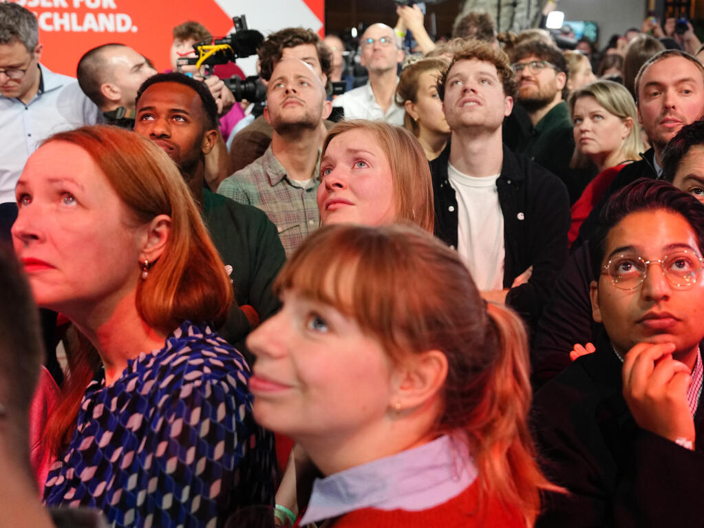 Berlin: SPD-Untersttzer reagieren nach Bekanntgabe der ersten Prognosen bei der SPD-Wahlparty im Willy-Brandt-Haus.