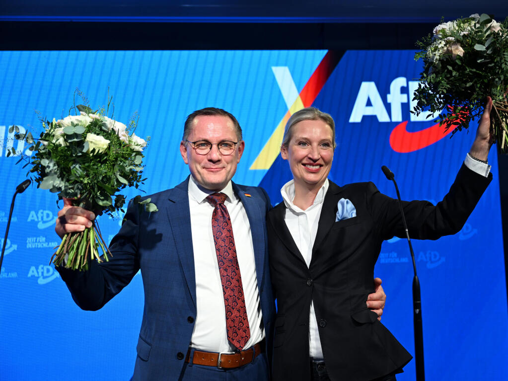 Alice Weidel, Bundesvorsitzende und Kanzlerkandidatin der AfD, und Tino Chrupalla, AfD-Bundesvorsitzender, stehen bei der Wahlparty in der AfD Bundesgeschftsstelle auf der Bhne.