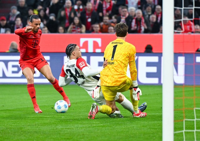 Oft in Aktion: Leroy San&eacute; (l), rechts Frankfurts Torwart Kevin Trapp.  | Foto: Sven Hoppe/dpa