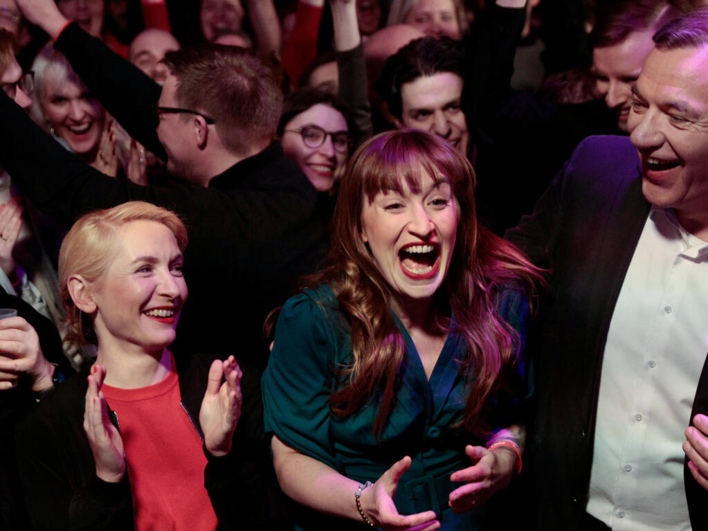 Ines Schwerdtner (Die Linke, l-r), Parteivorsitzende, Heidi Reichinnek (Die Linke), Spitzenkandidatin und Co-Vorsitzende der Bundestagsgruppe, und Jan van Aken (Die Linke), Parteivorsitzender, jubeln bei der Wahlparty der Partei Die Linke im Glashaus.