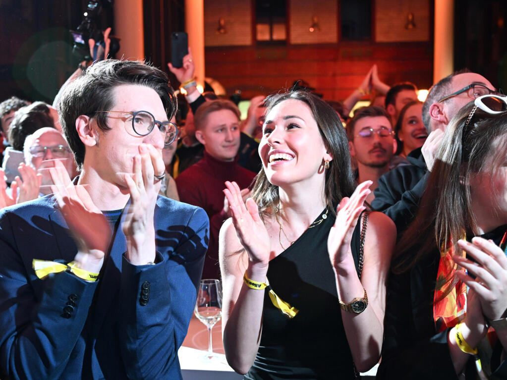 Parteianhnger reagieren bei der Wahlparty der Freien Demokraten (FDP) im Hans-Dietrich-Genscher-Haus, der FDP-Parteizentrale, auf die ersten Prognosen fr die Bundestagswahl.