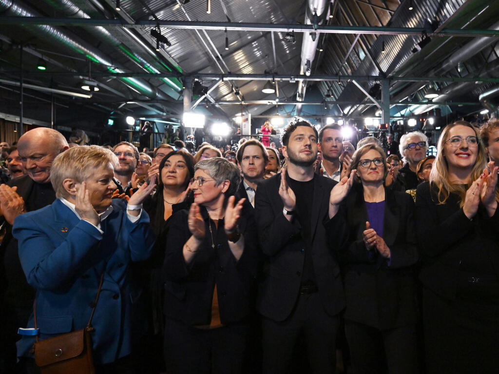 Renate Knast (vorne, l-r), Mitglied des Deutschen Bundestages, Britta Haelmann, Fraktionsvorsitzende, Felix Banaszak, Bundesvorsitzender, Franziska Brantner und Katharina Drge, reagieren zu Beginn der Wahlparty von Bndnis 90/Die Grnen.