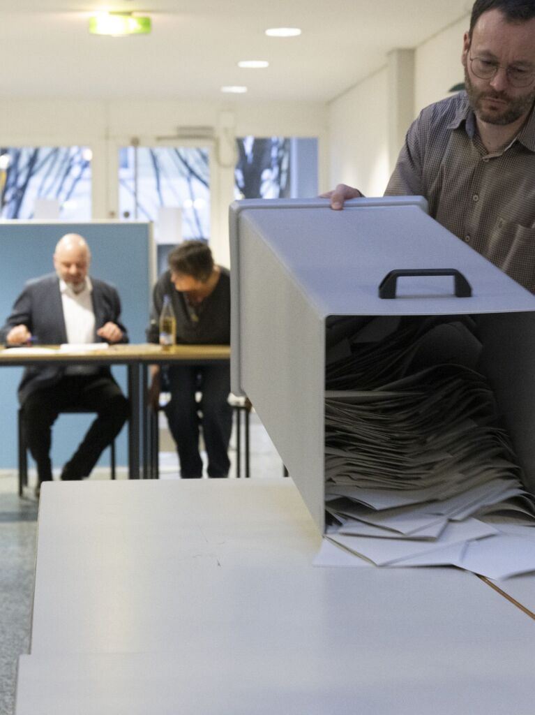 Die Whler haben in Mllheim ihre Stimmen zur Bundestagswahl am 23. Februar abgegeben. Die Wahlhelfer hatten alle Hnde voll zu tun angesichts der Wahlbeteiligung.