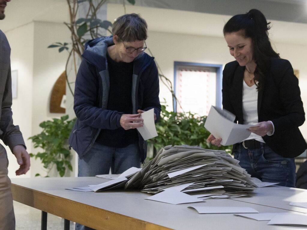 Die Whler haben in Mllheim ihre Stimmen zur Bundestagswahl am 23. Februar abgegeben. Die Wahlhelfer hatten alle Hnde voll zu tun angesichts der Wahlbeteiligung.