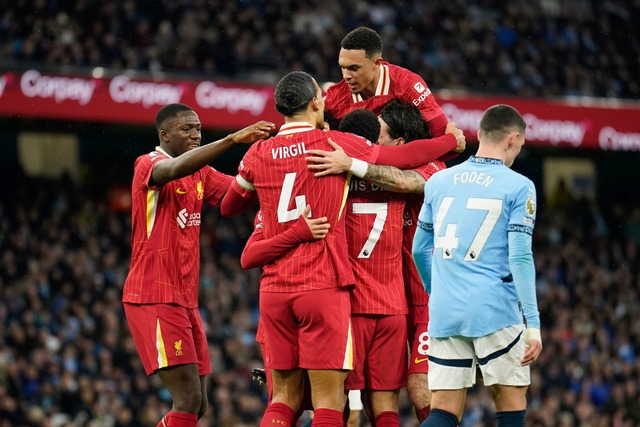 Spieler des FC Liverpool jubeln &uuml;ber das Tor zum 0:1.  | Foto: Dave Thompson/AP/dpa