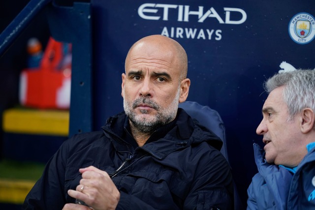 Ratlos: Pep Guardiola steckt mit Manchester City weiter tief in der Krise.  | Foto: Dave Thompson/AP/dpa