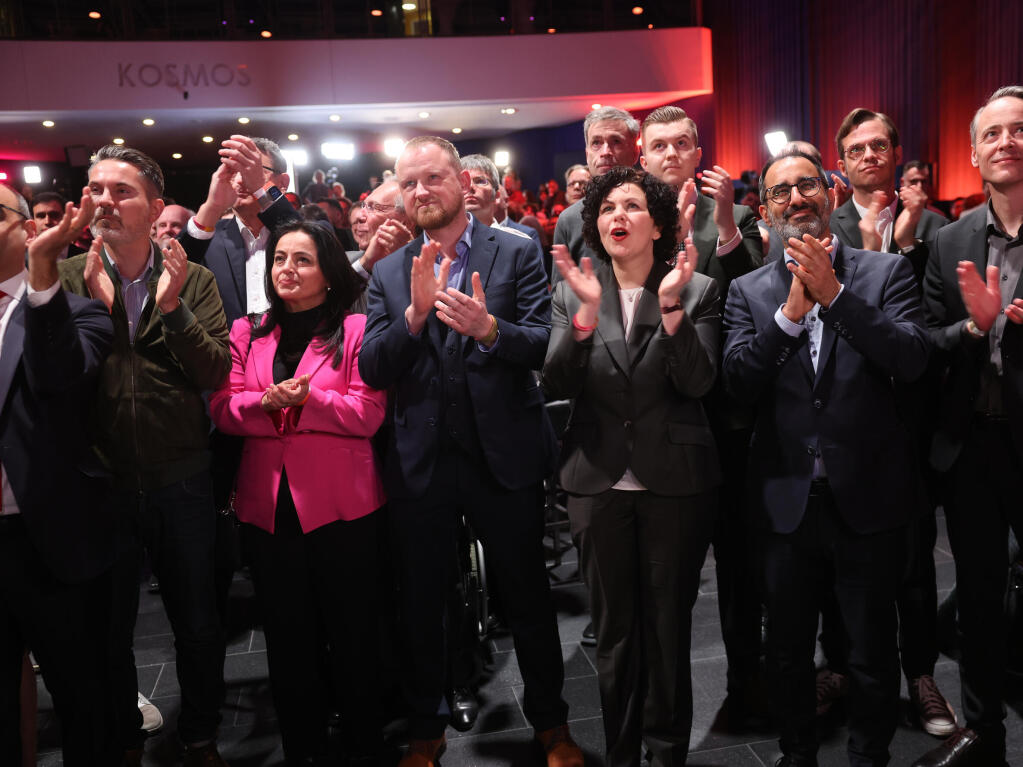 Christian Leye (3.v.l.), Generalsekretr beim BSW, Amira Mohamed Ali, Parteivorsitzende beim BSW (4.v.l.), und der stellvertretende Parteivorsitzende Amid Rabieh (2.v.r.), reagieren auf die ersten Prognosen bei der Wahlparty vom BSW.