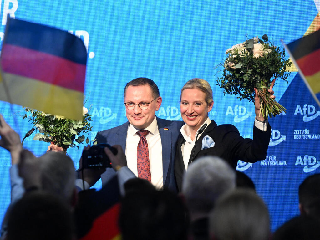 Alice Weidel, Bundesvorsitzende und Kanzlerkandidatin der AfD, und Tino Chrupalla, AfD-Bundesvorsitzender, stehen bei der Wahlparty der AFD in der AfD Bundesgeschftsstelle auf der Bhne.