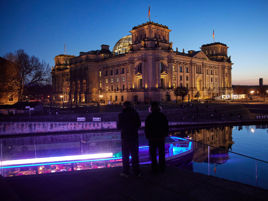 Parteianhnger beobachten bei der Wahlparty der Freien Demokraten (FDP) im Hans-Dietrich-Genscher-Haus, der FDP-Parteizentrale, die ersten Prognosen fr die Bundestagswahl.