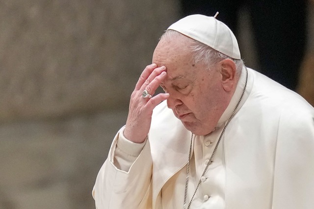 Seit mehr als einer Woche wird Papst F...kenhaus in Rom behandelt. (Archivbild)  | Foto: Andrew Medichini/AP/dpa