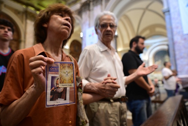 In Franziskus' Heimat Argentinien beten Gl&auml;ubige f&uuml;r seine Genesung.  | Foto: Fernando Gens/dpa