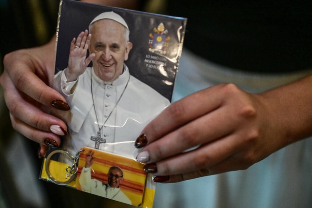 In aller Welt beten Christen fr Papst... Frau bei einer Messe in Buenos Aires.  | Foto: Fernando Gens (dpa)