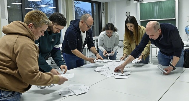 Wahlhelferinnen und Wahlhelfer zhlen in Lahr die Stimmen aus.  | Foto: Endrik Baublies