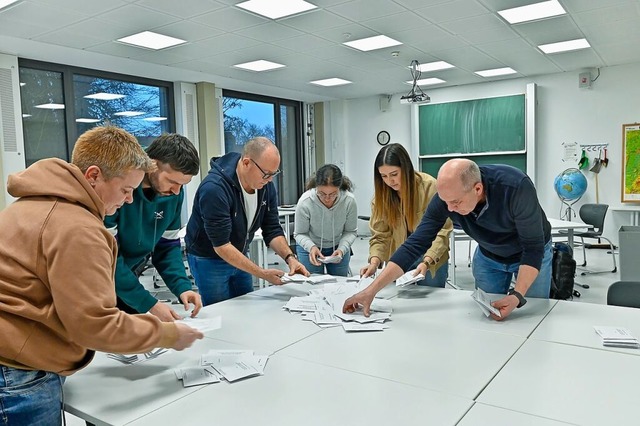 Wahlhelferinnen und Wahlhelfer zhlen in Lahr die Stimmen aus.  | Foto: Endrik Baublies