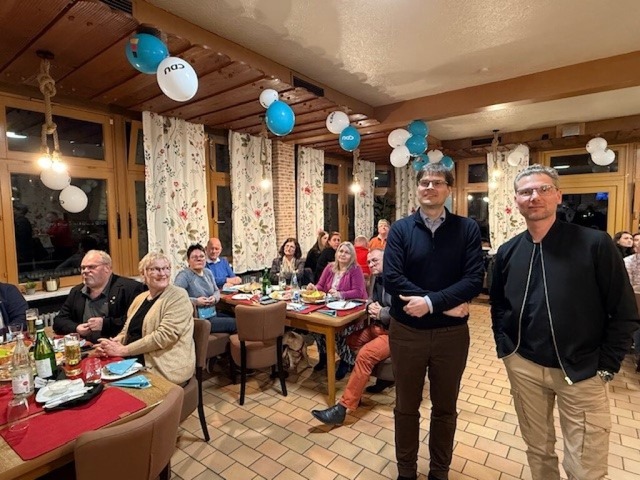 Johannes Rothenberg (Mitte) verfolgt die Hochrechnungen in Oberkirch.  | Foto: CDU Ortenau