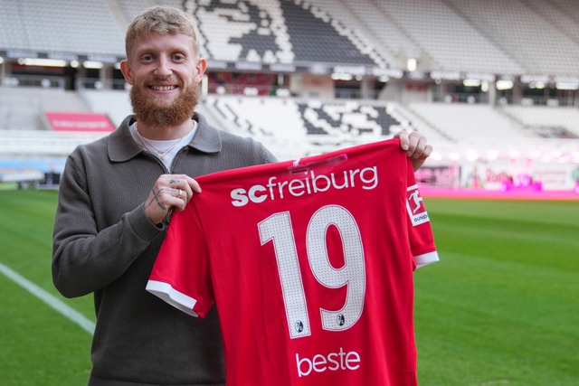 Niklas Beste mit seinem neuen SC-Trikot  | Foto: SC Freiburg